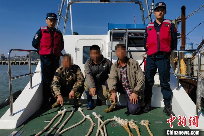福建海警送返4名台湾省籍渔船船员 福建海警送返4名台湾省籍渔船船员
